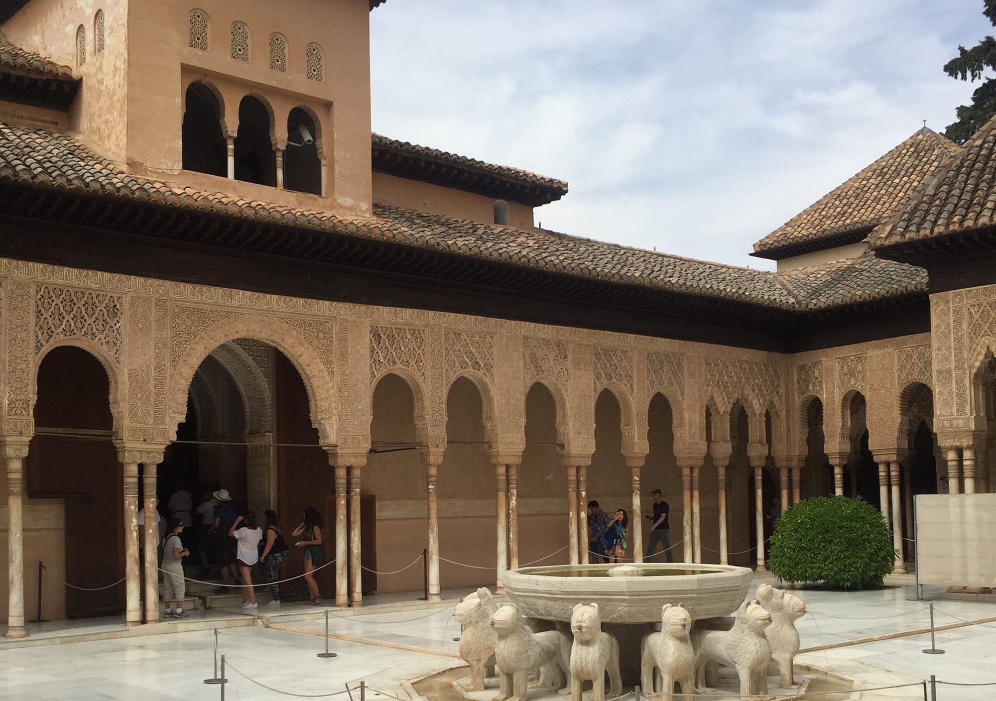 Visita privada con guía explorando la Alhambra